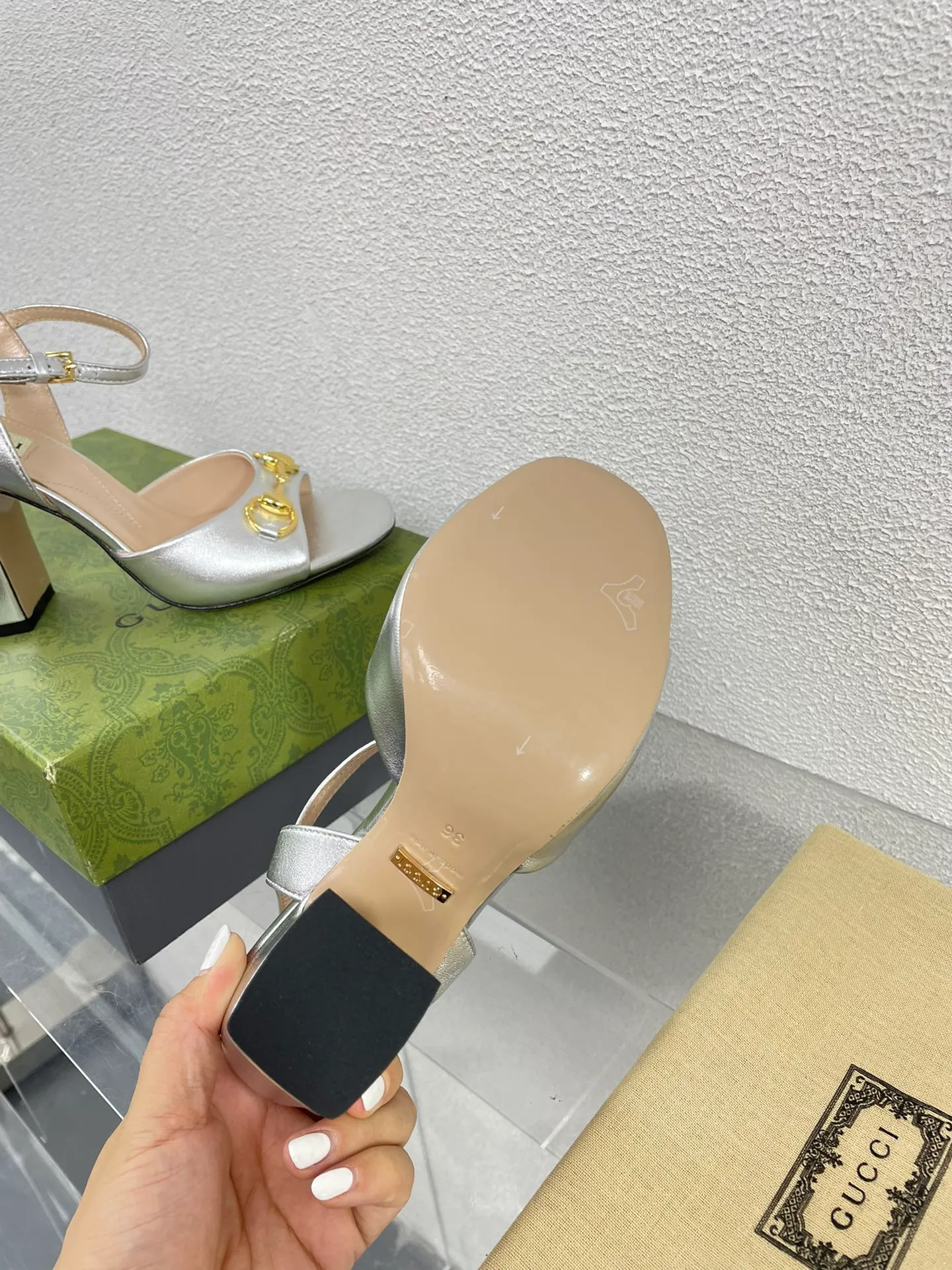 👟👟Ex-factory price 520👟👟 Classic Gucci sandals 💰 Popular 🔥 single product brown, upper made of lambskin, classic logo💪 Exquisite double G diamond buckle hardware, Italian imported genuine leather outsole💯 Sheepskin lining, feet, classic hardware buckle, original custom code number: 35 36 37 38 39 40 41 42 (order 40 41 42) with original packaging